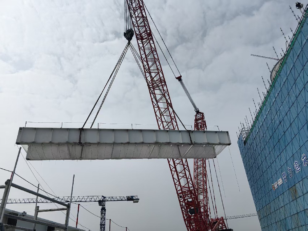 广东廉江核电项目BOP子项 钢结构屋架梁首吊成功